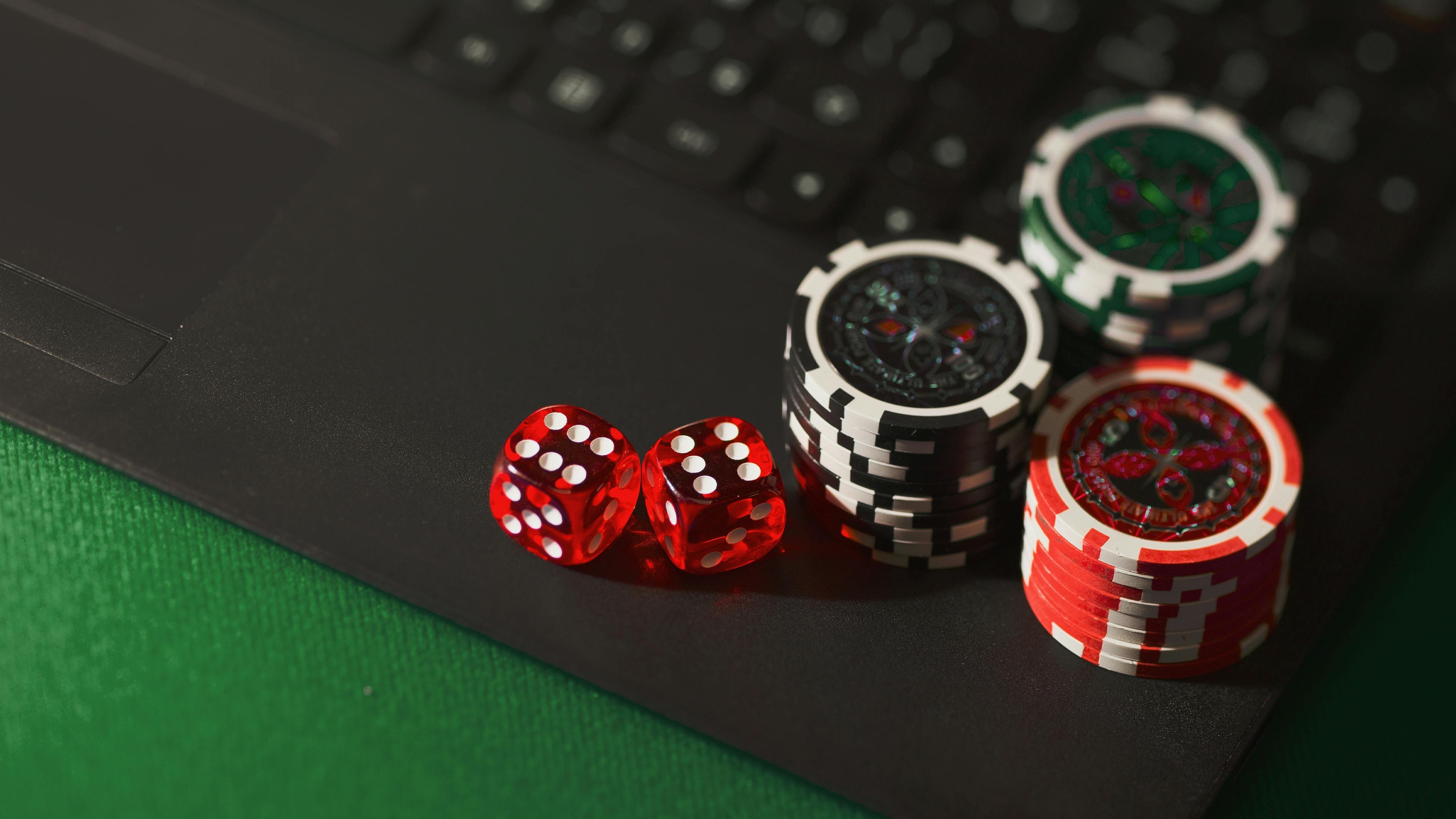 iwbet046 အွန်လိုင်း ကတ်ဂိမ်းများ — Baccarat နှင့် Poker ကတ်ဂိမ်းများ ကစားနေသောမြင်ကွင်း