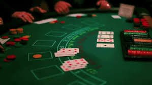 iwbet046 Online Bingo ဂိမ်း — Myanmar ကစားသမားများ bingo card နှင့် ကစားနေသောမြင်ကွင်း
